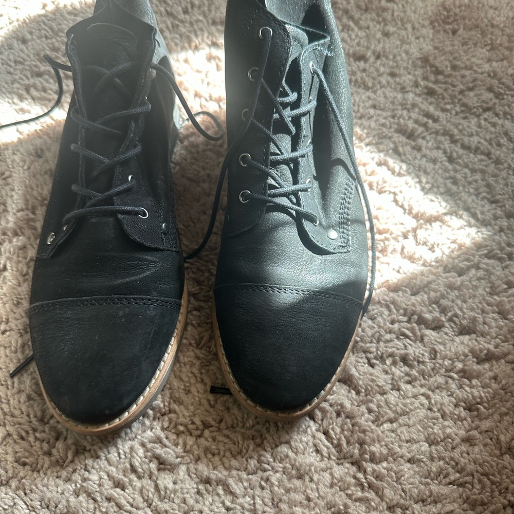 Women’s Black Lace-Up Leather Shoes